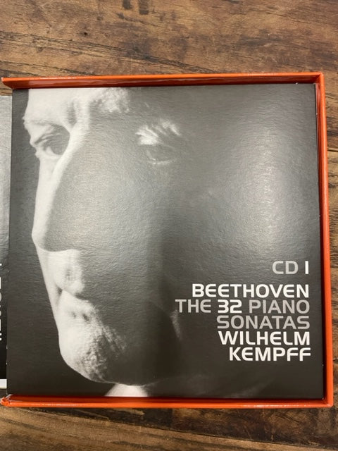 Beethoven The 32 piano sonatas (8 CD + livret) Wilhelm Kempff, piano- 3000 partitions, livres et vinyles d'occasion en vente sur notre site internet gastonmusicclub.fr Gaston Music Store