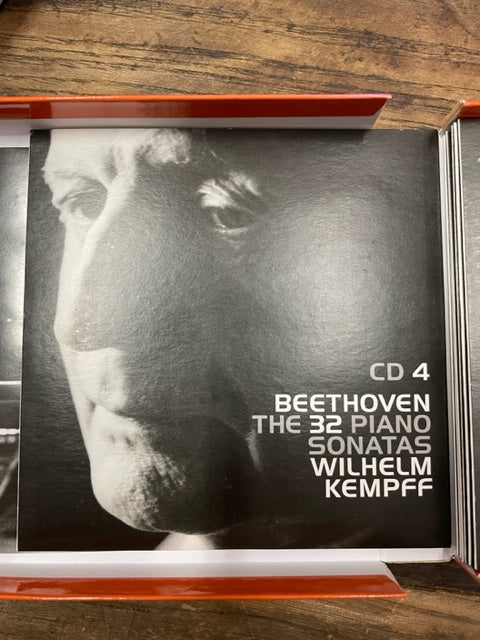Beethoven The 32 piano sonatas (8 CD + livret) Wilhelm Kempff, piano- 3000 partitions, livres et vinyles d'occasion en vente sur notre site internet gastonmusicclub.fr Gaston Music Store