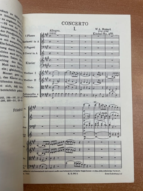 Mozart Concerto for piano and orchestra in A major K 488 conducteur de poche 3000 partitions, livres et vinyles d'occasion en vente sur notre site internet gastonmusicclub.fr Gaston Music Store