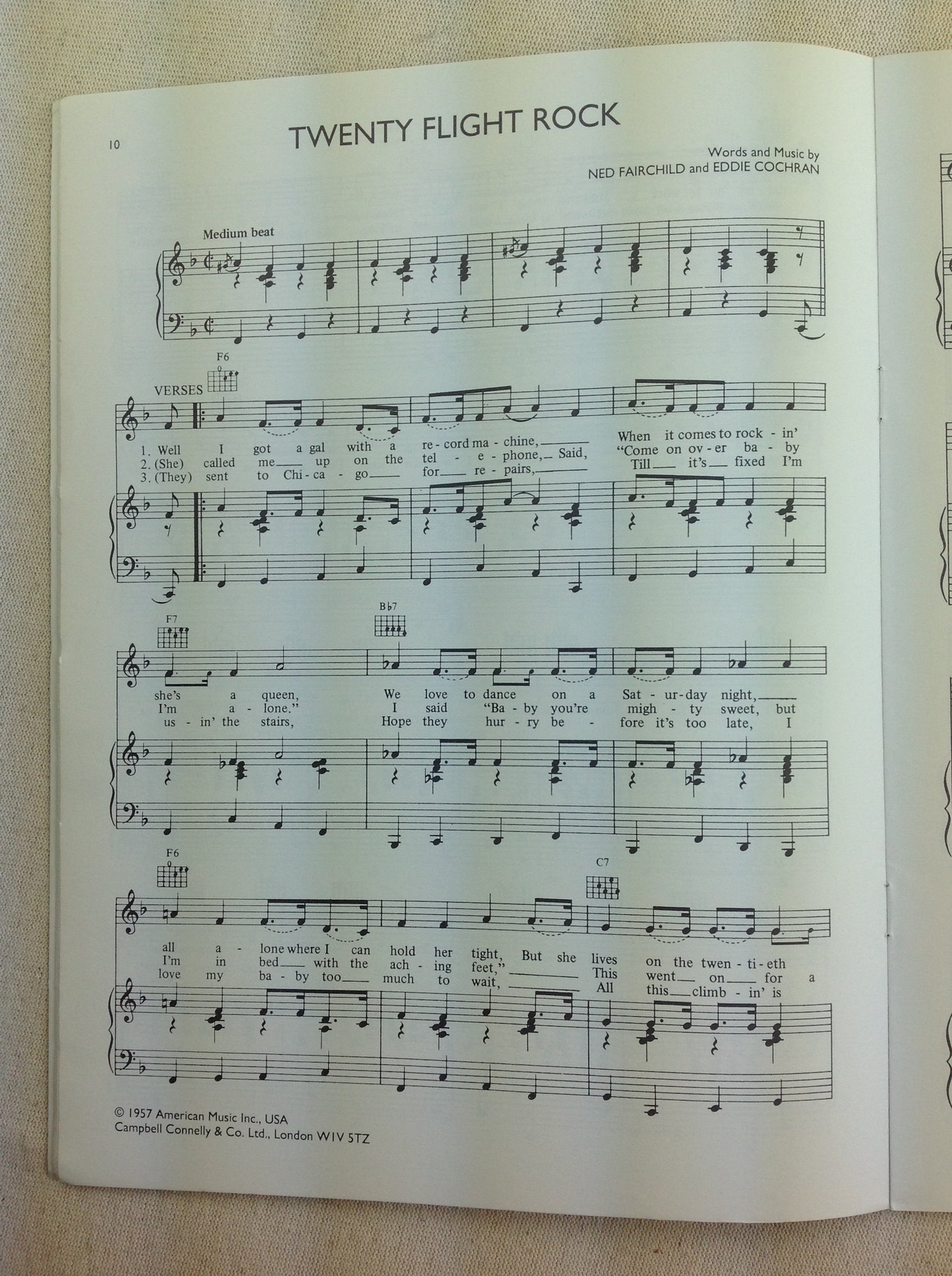 Cochran Holly 11 songs for piano vocal with chord symbols (Hot songs)- 3000 partitions, livres et vinyles d'occasion en vente sur notre site internet gastonmusicclub.fr Gaston Music Store